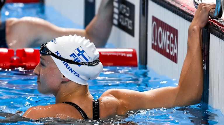 Uimari uima-altaan päädyssä.