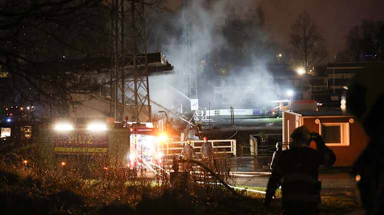 Jälkisammutus käynnissä Valkeakosken FC Hakan stadionin jalkapalloseuran kotikentän katsomossa 7.12.2025.