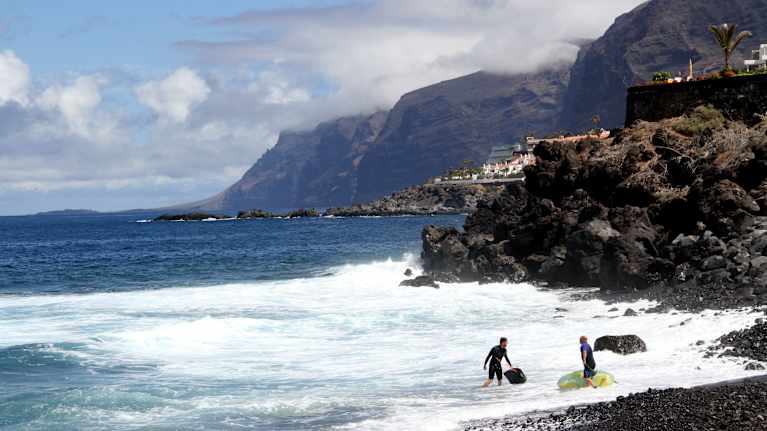 Aallot myrskyvät Teneriffalla.