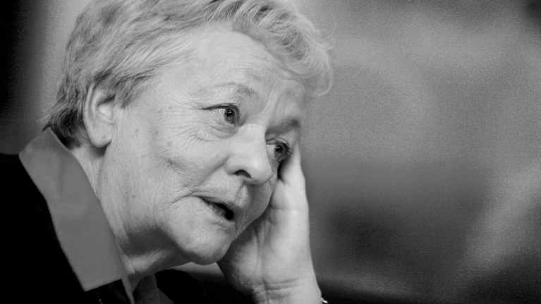 Vanha nainen mustavalkokuvassa.