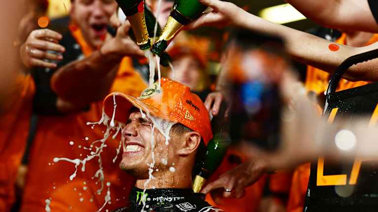 Lando Norris sai sampanjasuihkun.