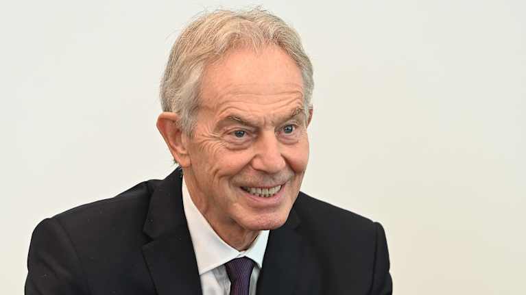 Tony Blair hymyilee lähikuvassa. 