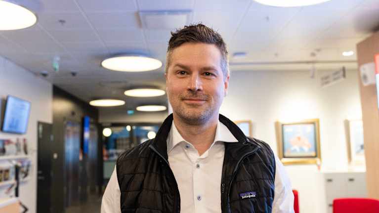 Antti Keskinen katsoo kameraan.