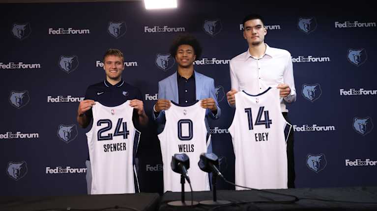 Memphis Grizzliesin 28. kesäkuuta 2024 varaamat Cam Spencer (53. pelaajana), Jaylen Wells (29.) ja Zach Edey (9.) poseeraavat yhteiskuvassa.