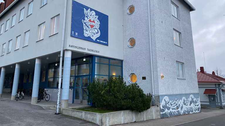 Savonlinnan taidelukion julkisivu joulukuun alussa 2025.