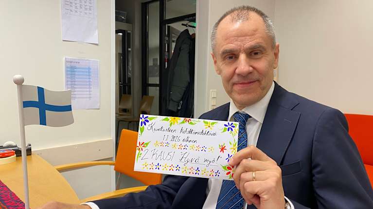 Savonlinnan taidelukion rehtori Reima Härkönen juhlistaa valtakunnallisen kuvataiteen kehittämistehtävän saantia.