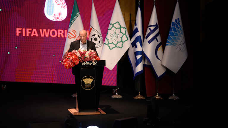 Iranin jalkapalloliiton puheenjohtaja Mahdi Taj puhuu yleisölle.