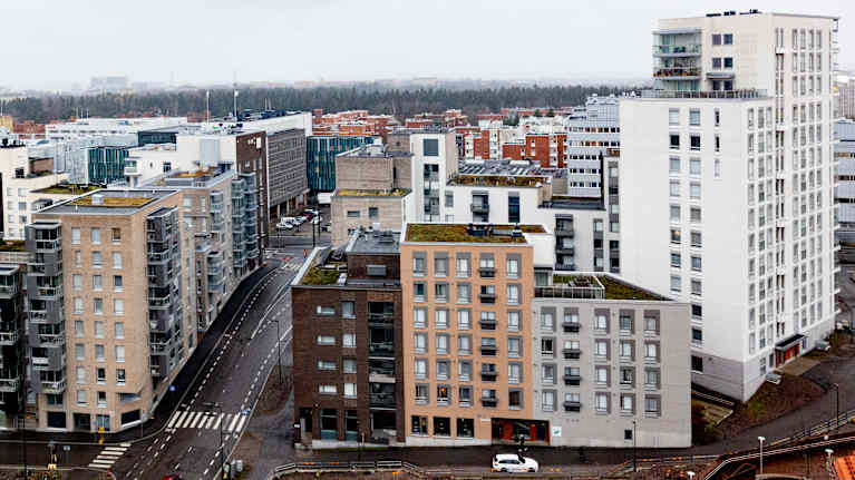 Kerrostaloja kuvattuna kerrostalon kattotasanteelta.