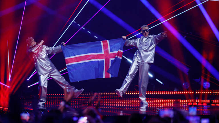 Islannin edustajat näyttävät Islannin lippua Euroviisufinaalissa Baselissa 2025.