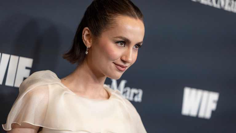 Näyttelijä Maude Apatow poseeraa.