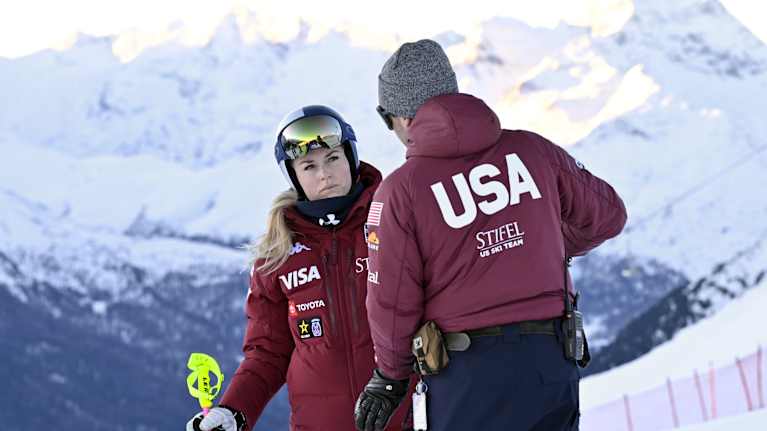 Lindsey Vonn tarkastaa tiiminsä kanssa alppirinnettä alppihiihdon maailmancupin naisten syöksylaskun harjoituksissa 10. joulukuuta 2025 St. Moritzissa, Sveitsissä.