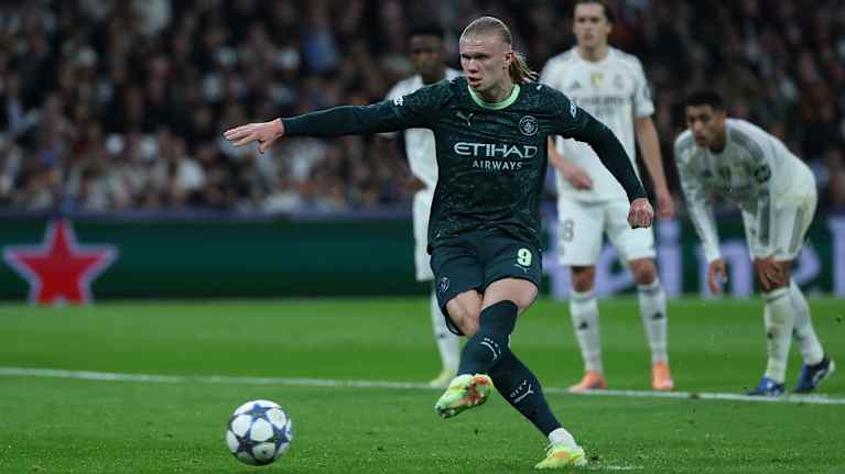 Manchester Cityn Erling Haaland tekee rangaistuspotkusta 2-1-voittomaalin Real Madridia vastaan 10.12. 2025. 