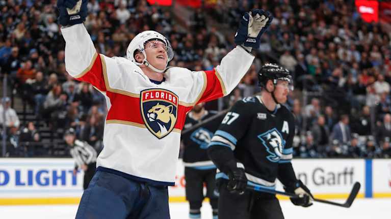 Anton Lundell juhlii maaliaan Utahia vastaan Suomen aikaa 11.12.2025.