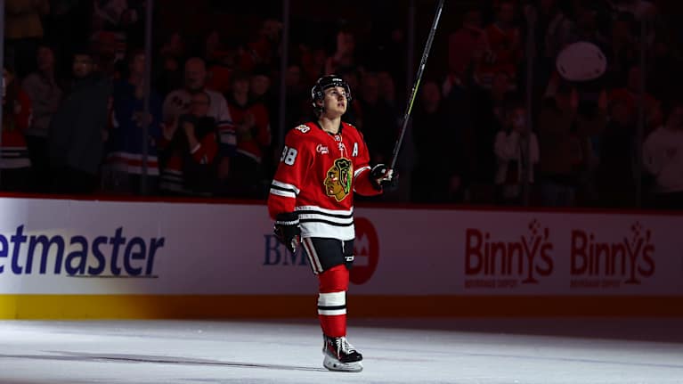 Connor Bedard kiittää yleisöä, kun Chicago Blackhawks voitti New York Rangersin.