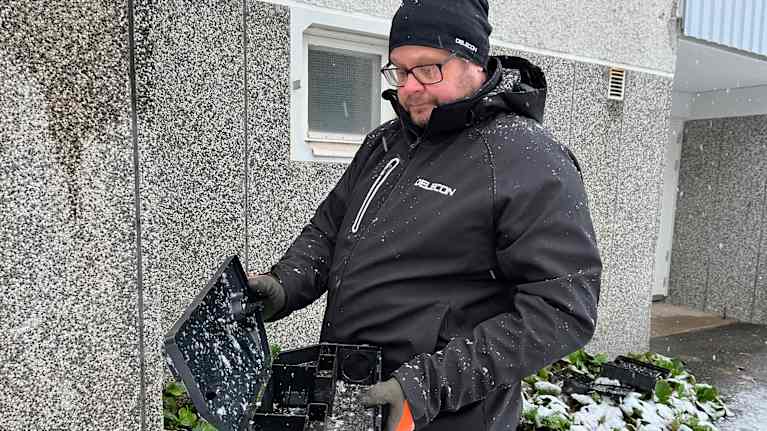 Teknikko Mikko Valkonen katsoo rotan syöttöasemaa.