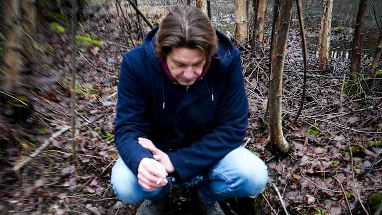 Tattarisuon lähde ja kirjailija Aki Ollikainen. 