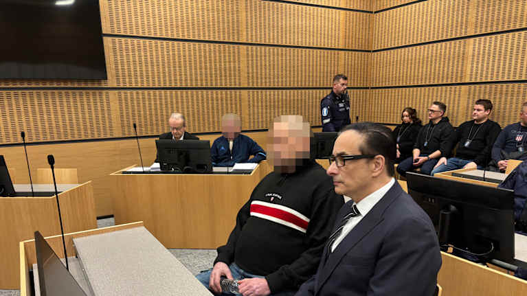 Ihmisiä Satakunnan käräjäoikeudessa murhaoikeudenkäynnissä.