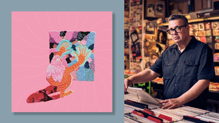 Vasemmalla värikäs levynkansi, jossa olento kohottaa käsiään taustaa vasten. Oikealla mies selaa vinyylilevyjä keskellä levyjä ja julisteita.