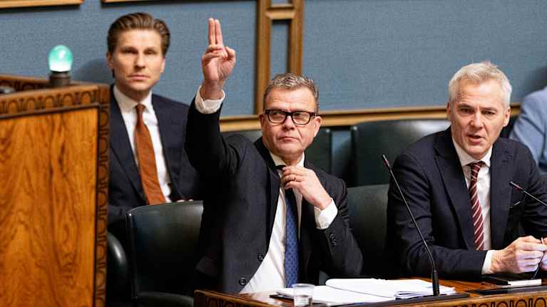 Petteri Orpo, Antti Häkkänen ja Anders Adlercreutz eduskunnan ministeriaitiossa.