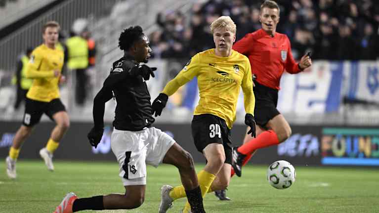 Bryan Okoh ja Otto Ruoppi Konferenssiliigan ottelussa.