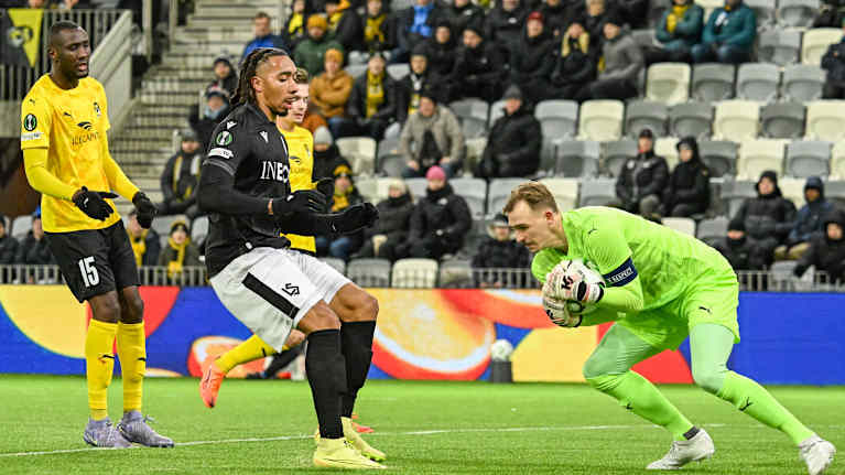 Johannes Kreidl torjuu Lausannen hyökkäyksen.