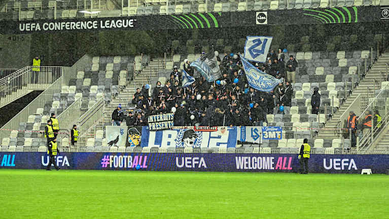 Lausannen kannattajat pitävät meteliä Tammelassa.