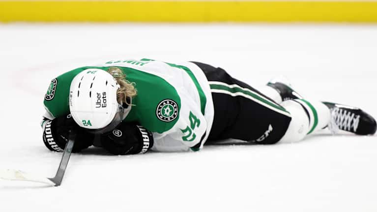 Roope Hintz makaa tuskissaan jäässä.