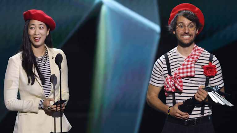 Jennifer Svedberg Yen ja Guillaume Broche vastaanottavat parhaan narratiivin palkinnon The Game Awards -gaalassa.