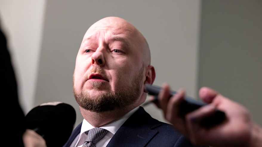 Joona Räsänen haastattelutilanteessa eduskunnan käytävällä.