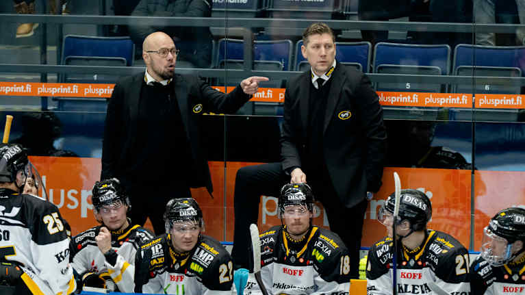 Kärppien valmentaja Toni Sihvonen ja päävalmentaja Petri Karjalainen.