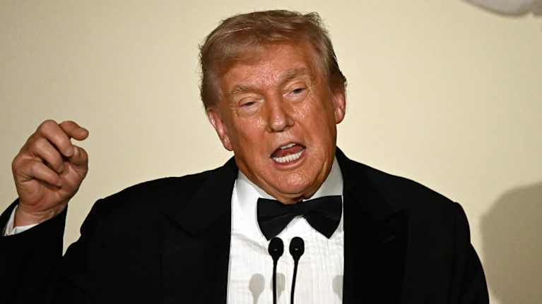 Donald Trump puhumassa mikrofoniin.