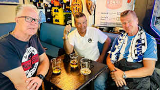 Suomalaiset Malaga CF:n fanit Arto (oik.), Pertsa ja Erkki viettivät iltaa Fuengirolassa ennen lähtöä Segundan otteluun. 