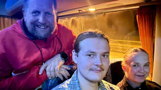 Tero Auvinen lähti Malaga CF:n peliin tyttärensä Veera Auvisen ja tämän kumppanin Jesse Peltomaan kanssa.