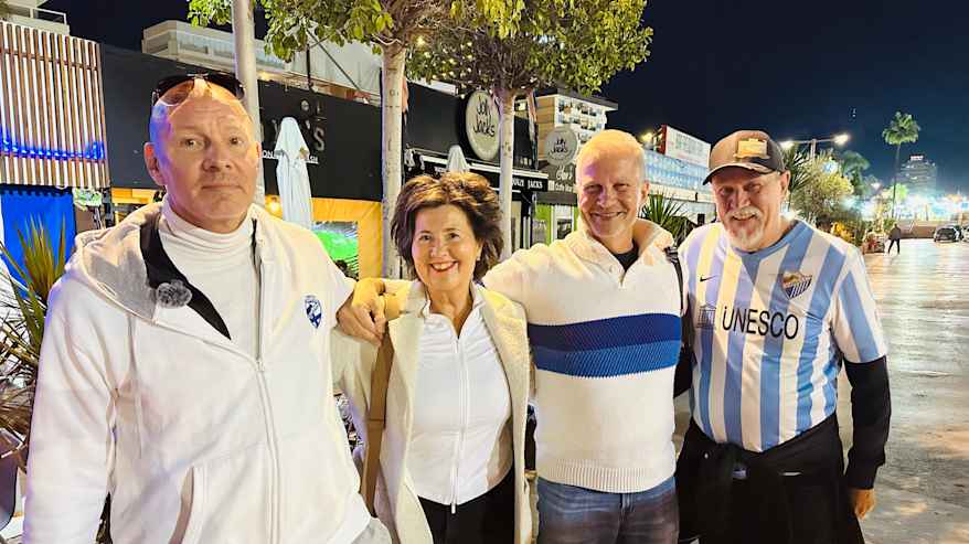 Lauri P. Pietikäinen (vas.), Maritta ja Erkki Innanen sekä Seppo Pennanen juuri ennen lähtöä Malaga CF:n futispeliin. 