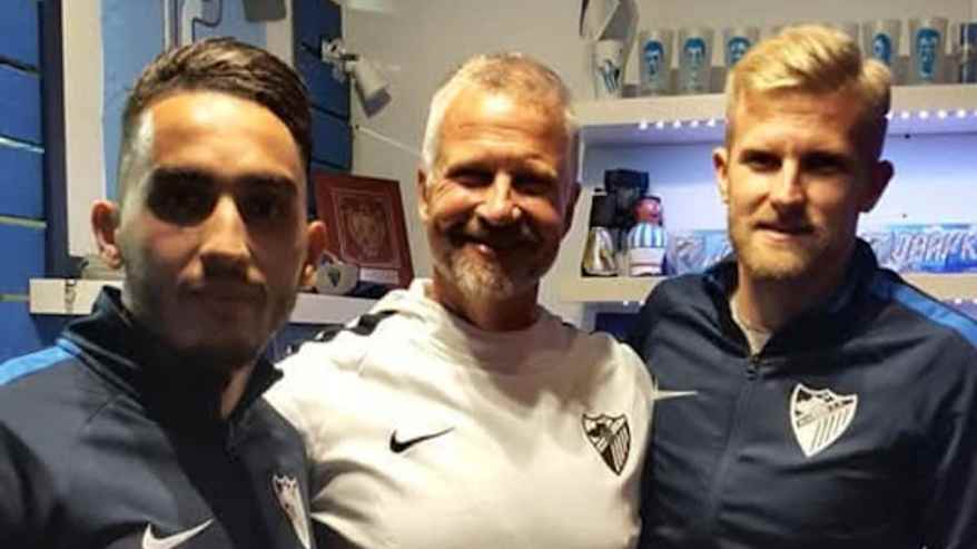Malaga CF:n suomalaisfani Erkki Innanen poseerasi seuran pelaajien Badr Boulahroudin (vas.) ja Paweł Kieszekin kanssa vuonna 2018. 