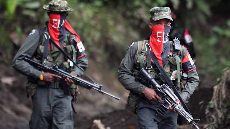 Kaksi kolumbialaisen kapinallisryhmä ELN:n taistelijaa.
