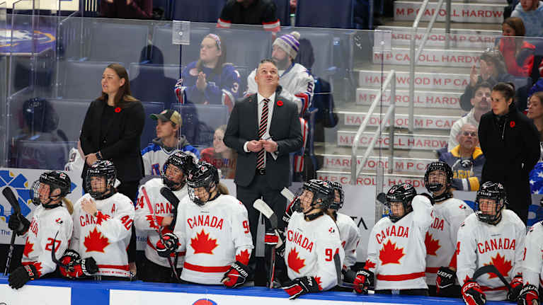 Kanadan naisten maajoukkueen päävalmentaja Troy Ryan katsoo tulostaululle.