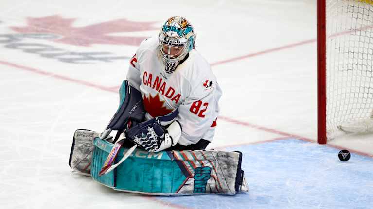 Maalivahti Kayla Osborne on ohitettu. Kiekko lipuu maaliin. 