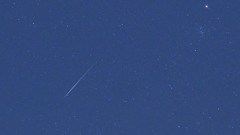 Tähdenlento kuvattuna öisellä taivaalla.