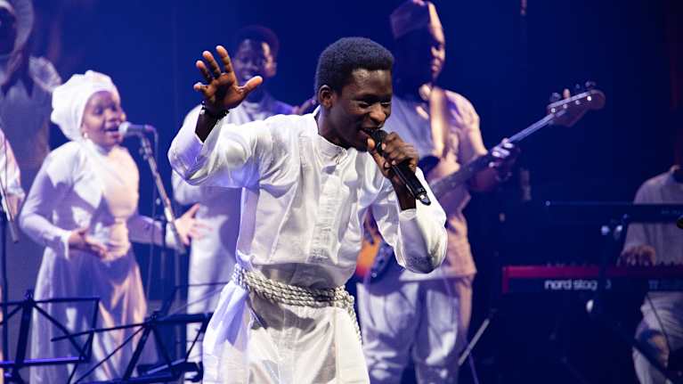 siintyjä Omotola Adeshina.