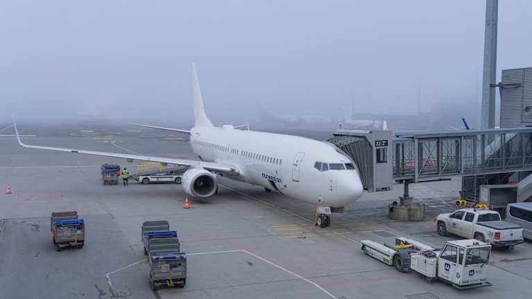 Lentokone sumuisella Gardermoenin lentokentällä Oslossa.