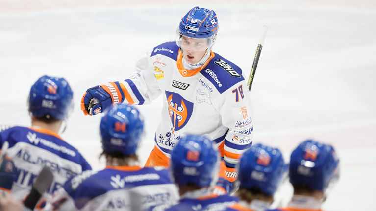 Benjamin Rautiainen tuulettaa maalia.