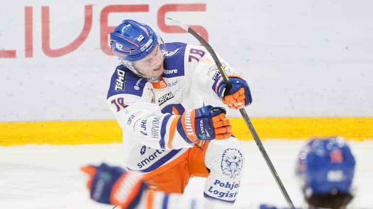 Benjamin Rautiainen tuulettaa maalia.