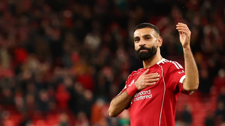 Mohamed Salah kiittää faneja ottelun jälkeen.