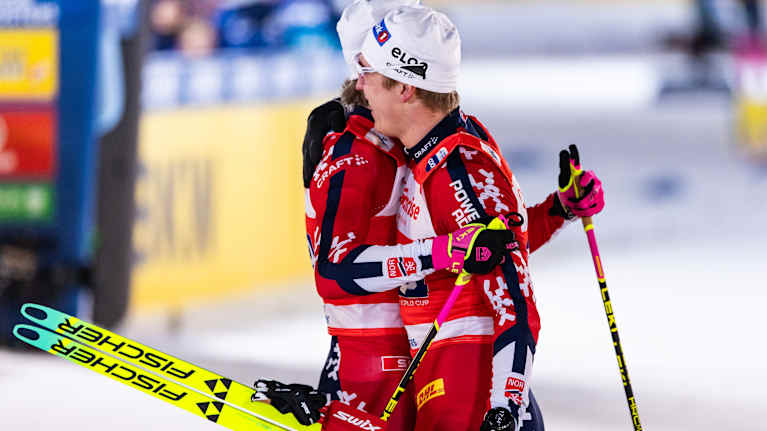 Johannes Kläbo Erik Valnesin kanssa.