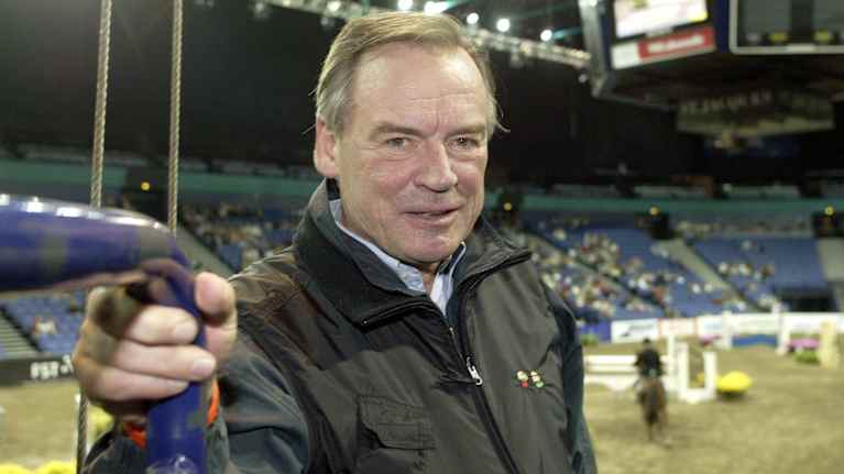 Christopher Wegelius poseeraa ratsastusareenalla.