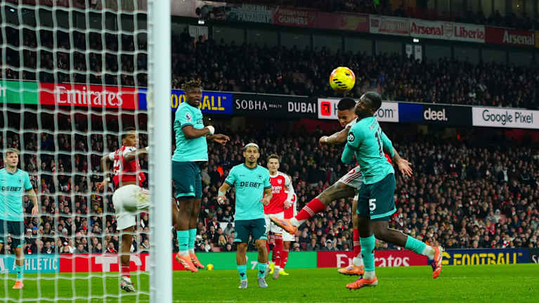 Yerson Mosquera puski pallon omaan maaliin Arsenalia vastaan.