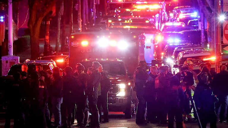 Poliser och räddningspersonal utanför Brown university i USA.