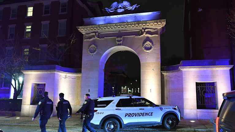 Poliisiauto seisoo Providencen yliopiston pääportilla.