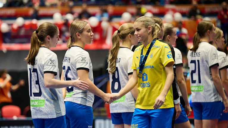 Ruotsin pelaaja kättelee Suomen pelaajia.